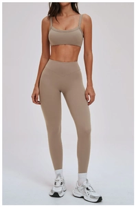 Détail de l'ensemble de yoga kaki extensible avec legging taille haute et brassière