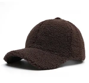 Détail de la texture d'une casquette de baseball marron café en laine d'agneau chaude