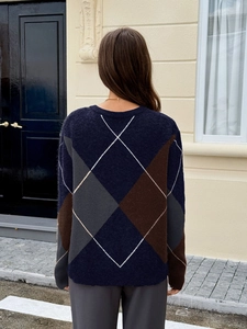 Vue de dos d'un pull en maille avec motif à losanges bleu marine, gris foncé et marron