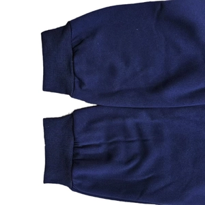 Détail des poignets côtelés bleu marine en tissu polaire brossé doux et chaud