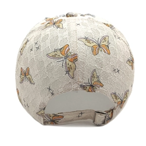 Detail der Spitzen-Baseballkappe mit Schmetterlingsmuster und verstellbarer Metallschnalle