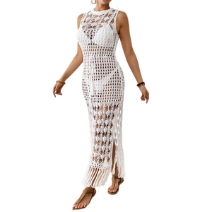 Robe de plage blanche au crochet avec taille à cordon et ourlet à franges sur fond blanc