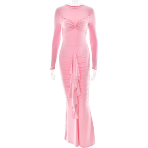 Vue détaillée du volant et du design à nœuds froncés sur cette élégante robe de soirée rose