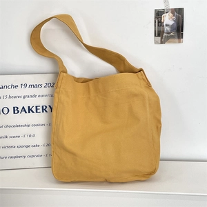 Dettaglio della borsa tote in tela giallo senape 16oz con texture spessa e tracolla