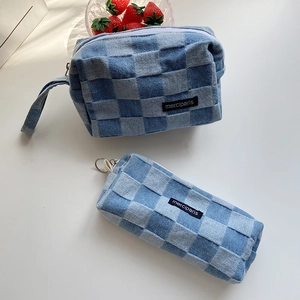 Set de neceser y estuche de denim a cuadros con etiqueta tejida y cremallera