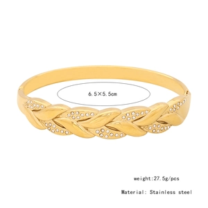 Dettaglio del bracciale a foglia intrecciata dorata in acciaio inox, misure 6,5x5,5 cm