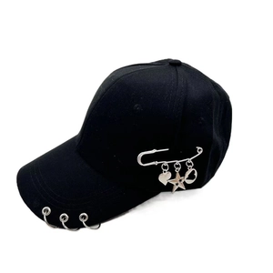 Casquette baseball noire style streetwear avec anneaux argentés et épingle cœur