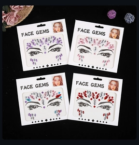 Set dettagliato di quattro gemme per il viso in acrilico per trucco e feste in maschera