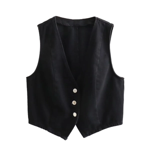 Dettaglio di un gilet nero con scollo a V, tre bottoni in metallo argento e trama diagonale