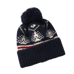Berretto invernale in maglia Fair Isle con pompon blu e motivi di pini bianchi