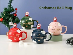Detailopname van kerstbal-keramische mokken met kerstman deksels en gouden belettering