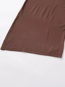 Gros plan détaillé de l'ourlet en tricot marron montrant la texture du tissu