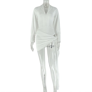 Détail d'une robe blanche à manches longues avec col en V et taille nouée drapée
