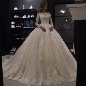 Robe de mariée champagne à épaules dénudées avec dentelle brodée et traîne majestueuse