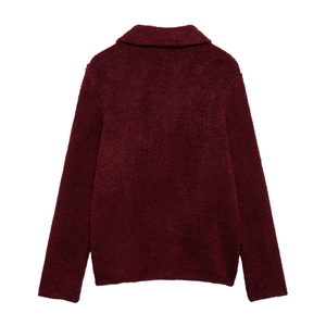 Vue arrière du cardigan bordeaux en fausse fourrure avec texture épaisse et col à revers