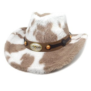 Dettaglio del cappello da cowboy maculato con cinturino in pelle e fibbia a forma di toro