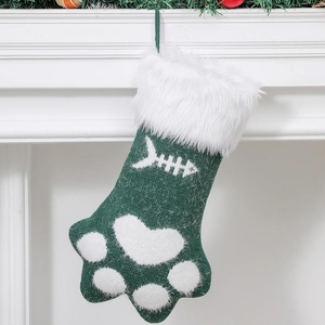 Gros plan d'une chaussette de Noël verte en forme de patte avec motif d'arête de poisson