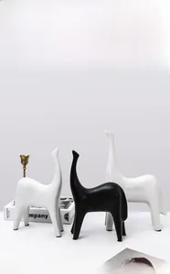 Nahaufnahme moderner abstrakter Keramikpferde mit glatter Glasur auf einem Regal