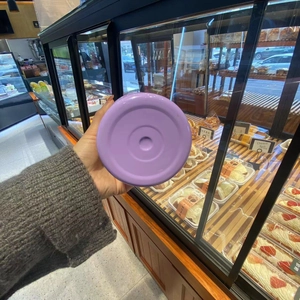 Detailed view of the purple leak-proof lid for 30oz insulated travel tumbler mugs