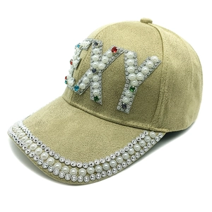 Vue détaillée de la casquette de baseball en daim kaki avec broderie XY en strass et perles