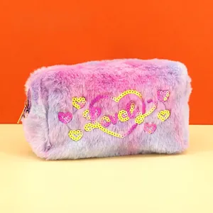 Detail der Plüsch-Kosmetiktasche mit Herz aus Pailletten und Lovely-Stickerei