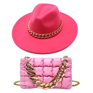 Breitkrempiger Fedora Hut Und Gesteppte Umhängetasche Kombination Mit Goldener Kette Dekoration Wollfilz PU Leder Mode