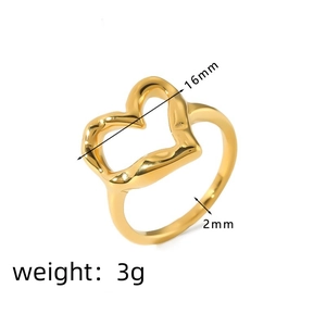 Detailansicht eines herzförmigen Goldrings mit 16 mm Breite und 2 mm Banddicke