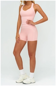 Détail de l'ensemble de yoga rose avec surpiqûres blanches contrastées sur le haut
