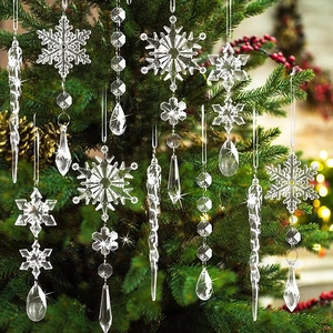 Gros plan de flocons et de glaçons en acrylique transparent sur un sapin de Noël
