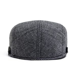 Classic grey wool flat cap for men with a refined texture and side leather buckle