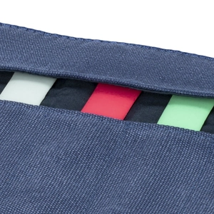 Nahaufnahme der blauen Nylon-Canvas-Uhrenrolle mit bunten Fächern für Armbänder