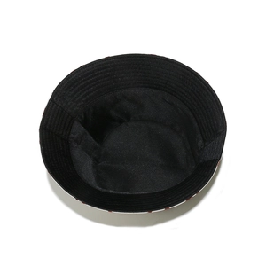 Dettaglio dell'interno del cappello a secchiello con fodera nera e bordo a motivi bianco-rossi