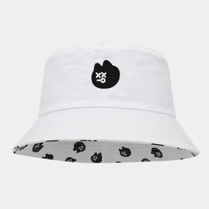 Détail d'un bob en toile blanche avec broderie de chat noir et imprimé floral réversible