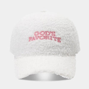 Detailaufnahme der weißen Fleece-Baseballkappe mit rosa Bestickung 'GOD'S FAVORITE'