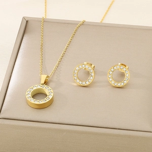 Elegante set in acciaio inossidabile dorato con collana e orecchini a cerchio di strass