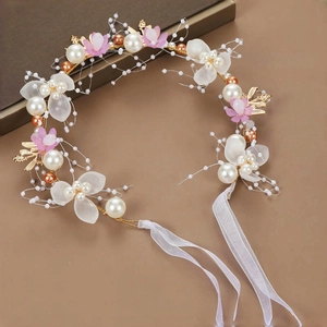 Detail des handgefertigten Blumen-Stirnbands mit Perlen, rosa Seidenblumen und Bändern