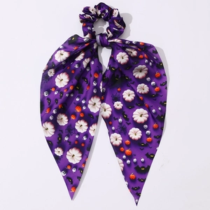 Détail de chouchou d'Halloween violet avec motifs de citrouille et chauve-souris en satin