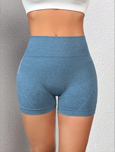 Dettaglio degli shorts da yoga blu senza cuciture a vita alta con stampa Running donna