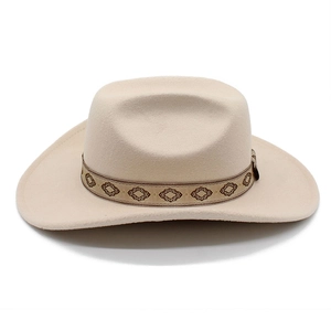 Vue de dessus d'un chapeau de cowboy en laine crème avec une bande brodée ethnique