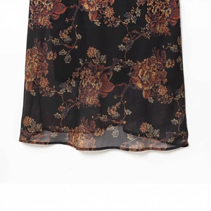 Ärmelloses schmales Kleid in Schwarz mit orangefarbenen Blumen und Mesh-Details am Saum