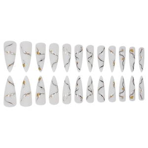 Unghie finte stiletto lunghe con trama marmo bianco e accenti dorati set da 24