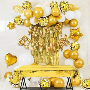 Set decorazioni compleanno oro rosa con palloncini, tenda metallica e tovaglia elegante