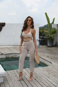 Detalle del top de bikini de ganchillo crema y pantalón calado a juego