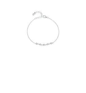 Dettaglio macro del bracciale in argento sterling S925 con cinque zirconi scintillanti