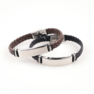 Handgewebte Lederarmbänder in Schwarz und Braun mit Edelstahlverschluss auf weißem Grund