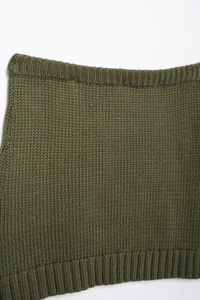 Vista dettagliata della trama del tessuto a maglia verde oliva con bordo a coste