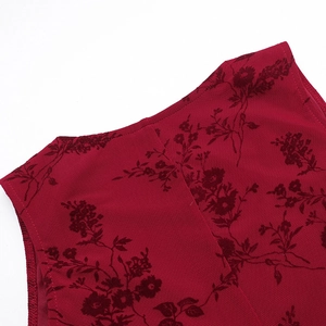 Détail de la robe rouge à imprimé floral montrant la texture sans manches du col en V