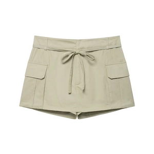 Détail d'une jupe-culotte cargo kaki à taille haute avec ceinture et poches latérales