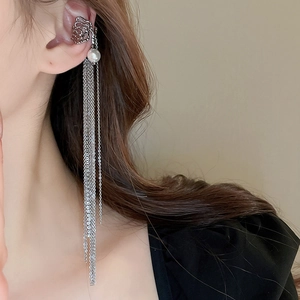 Long tassel ear cuff with silver chains and white pearls for a trendy fashion look