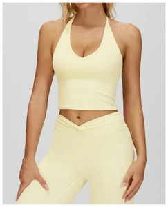 Détail du haut de yoga licou jaune clair avec legging taille haute croisé en V